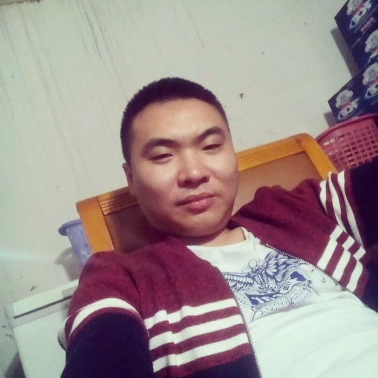 宝贝回首粗犷的照片