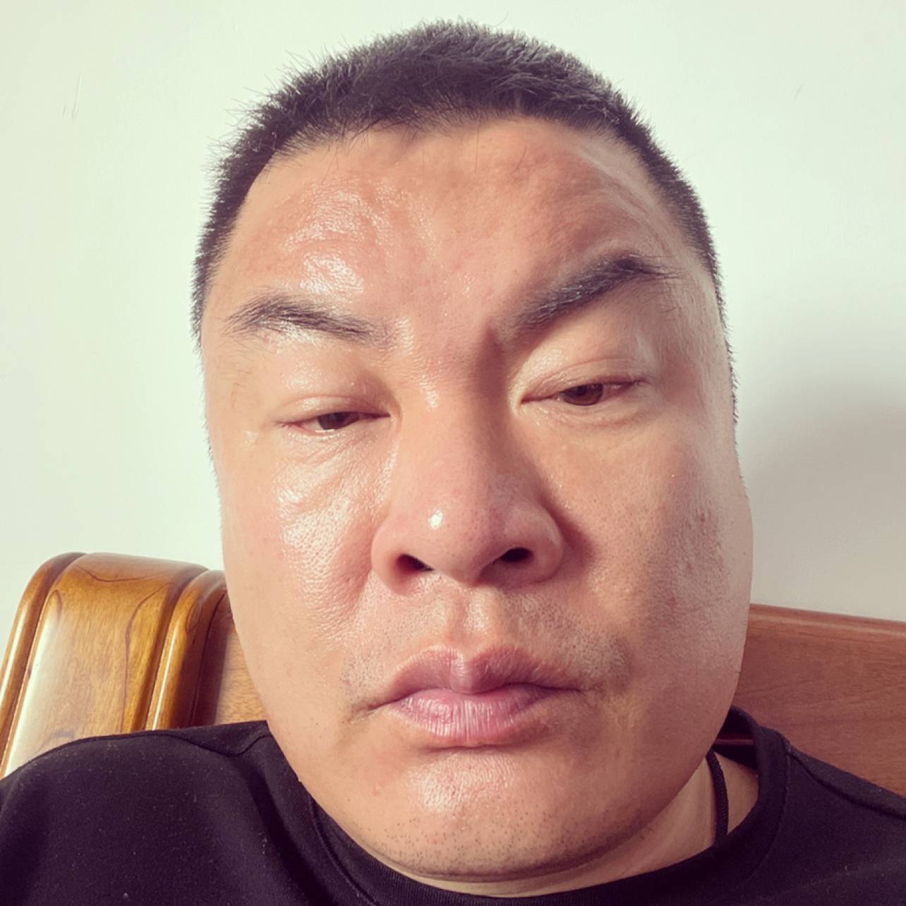 初妆漫步冷酷的照片