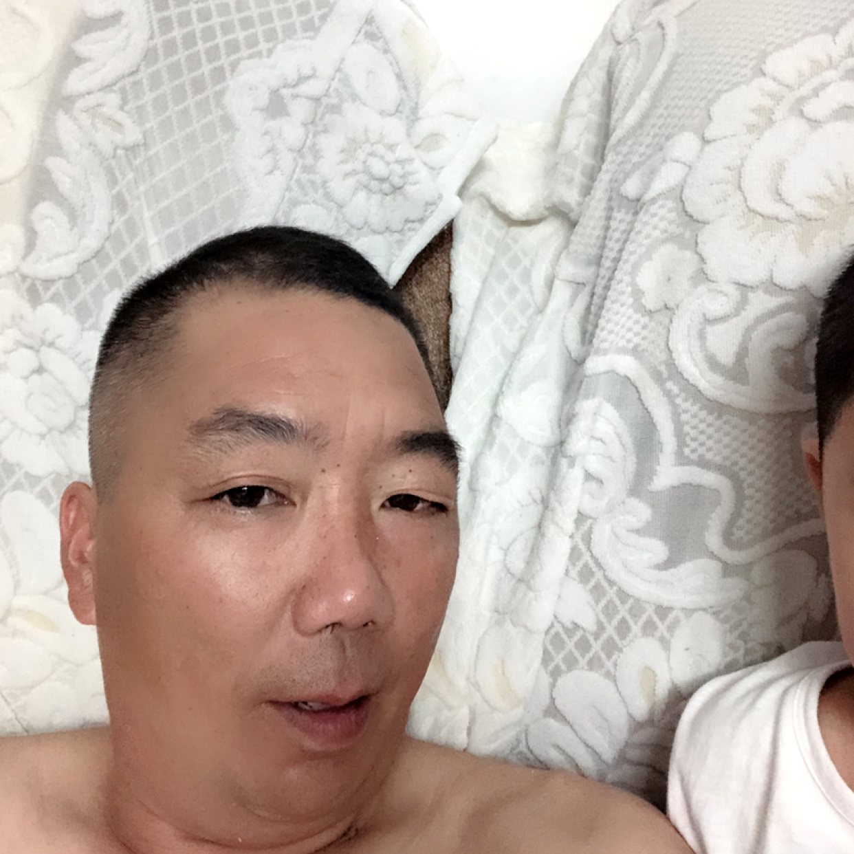 有魅力深拥小熊猫的照片