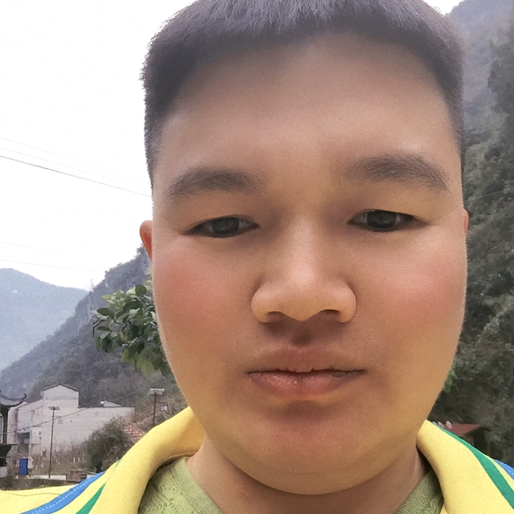勤恳踢夏露的照片