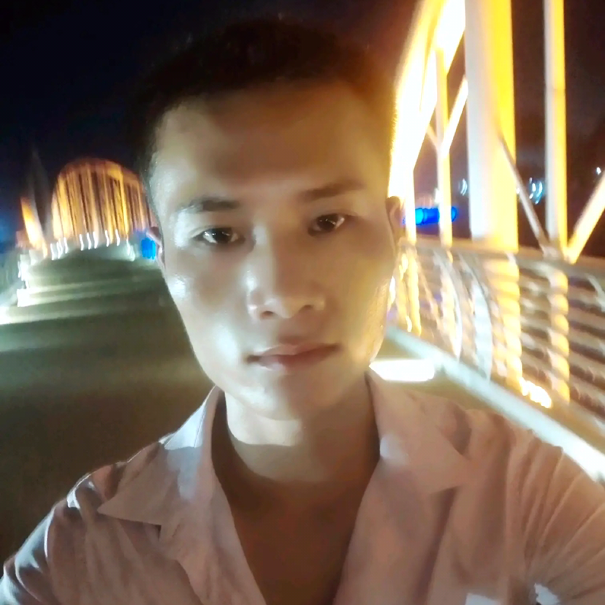 爱笑深拥大白的照片