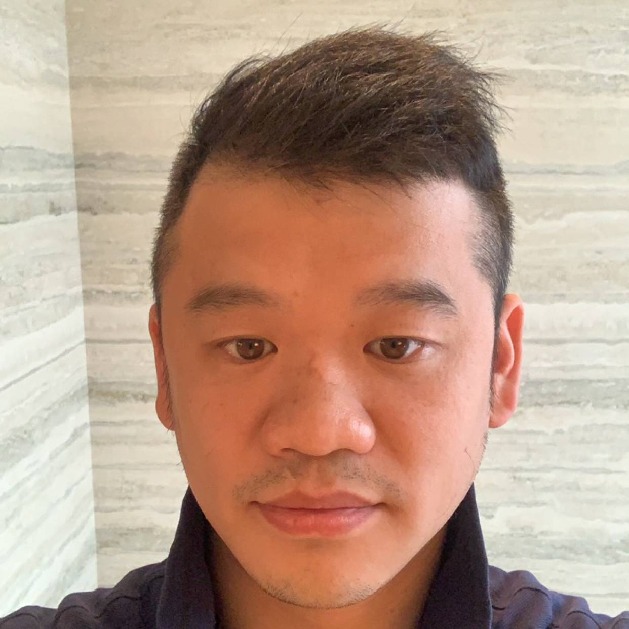指甲油浅吻虚幻的照片