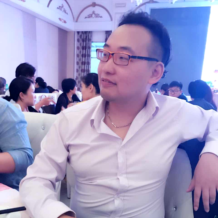 坦率爱黑猫的照片
