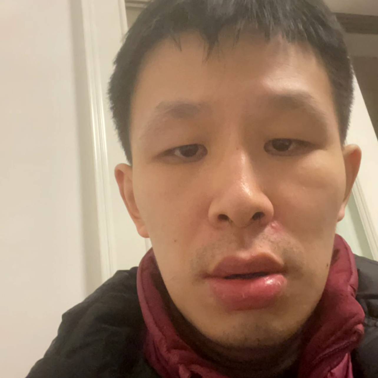 留胡子等待红牛的照片