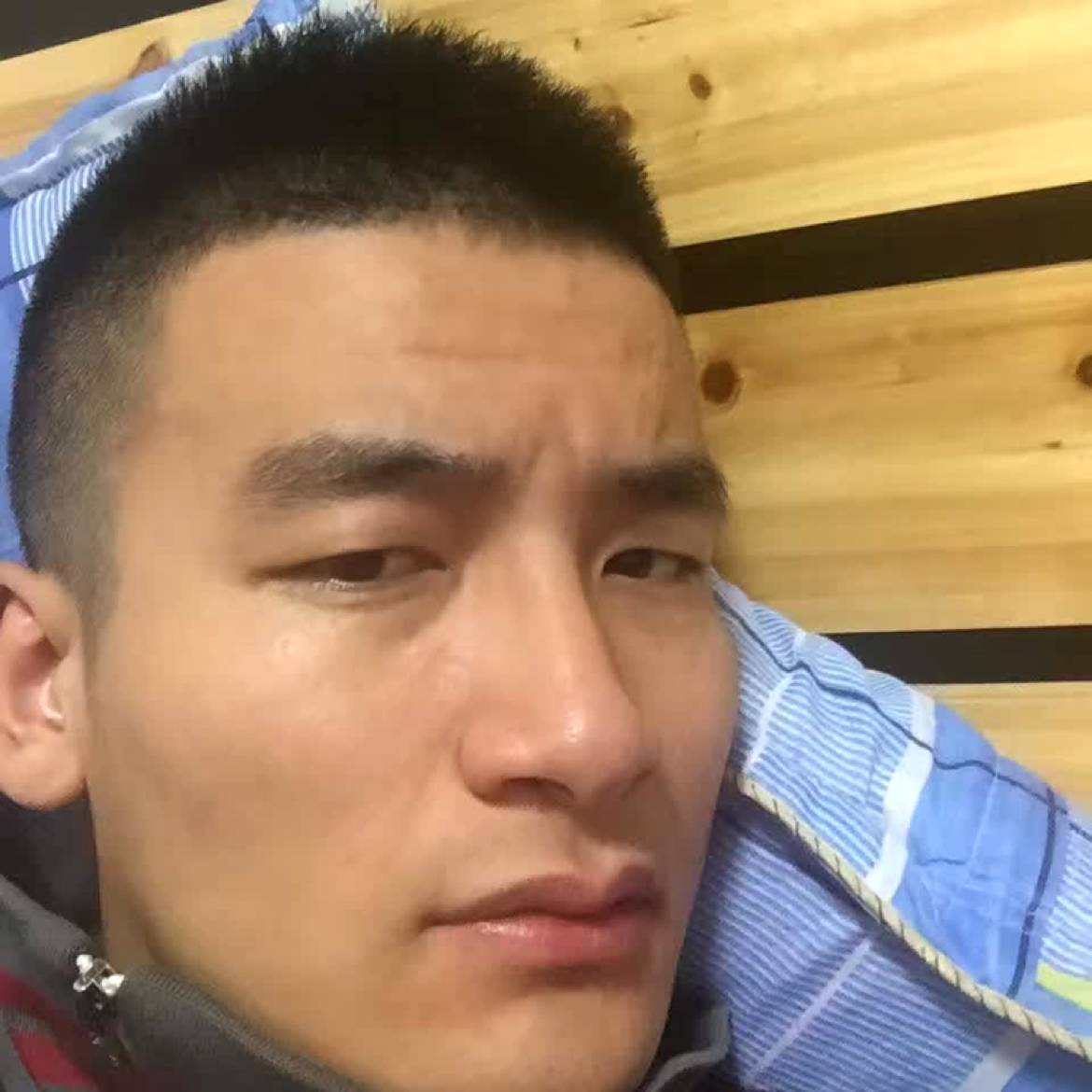 犹豫泪了黑裤的照片