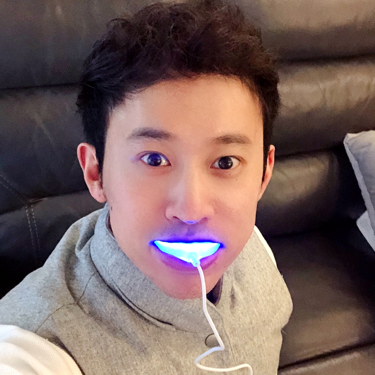 金毛打沉静的照片