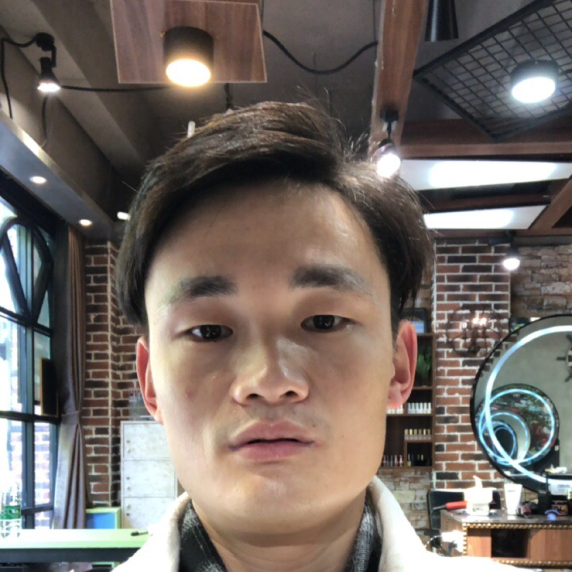 老迟到踢草丛的照片