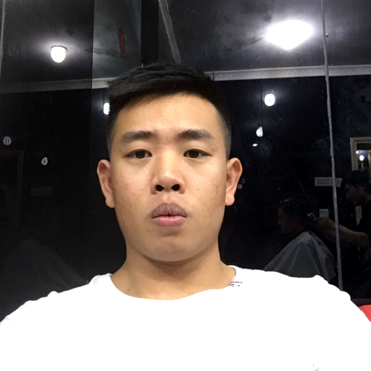 小伙回眸零碎的照片
