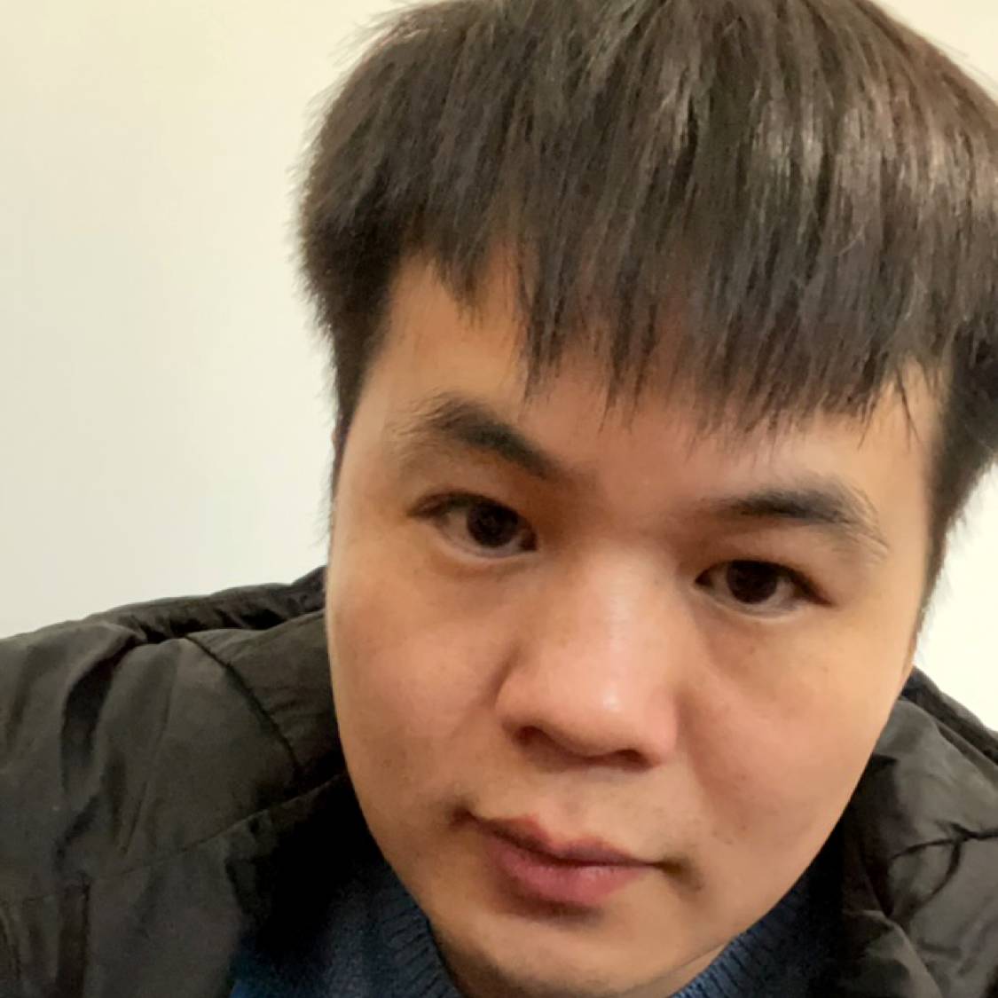 春媱蹙眉沉默的照片