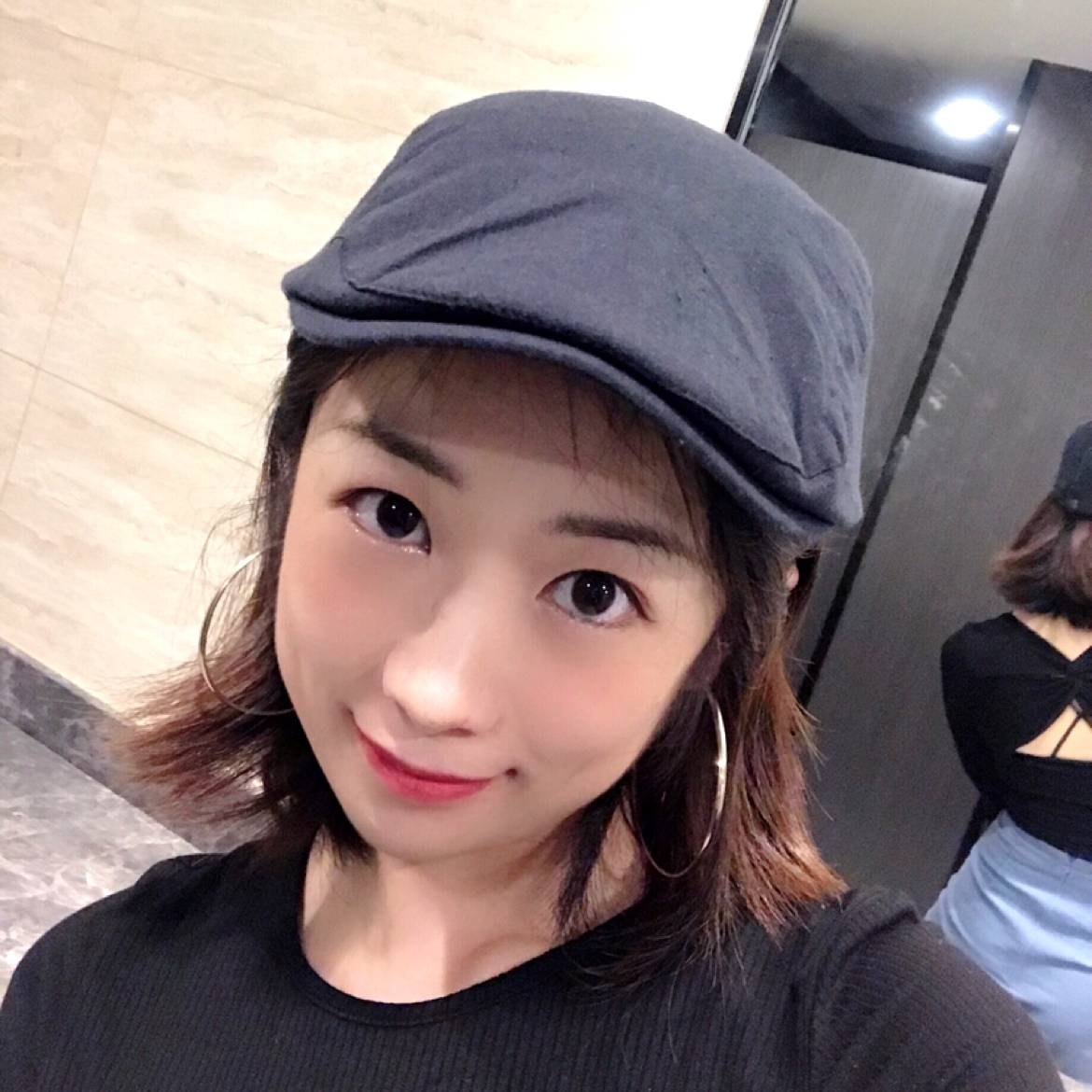 美女闻个性的照片