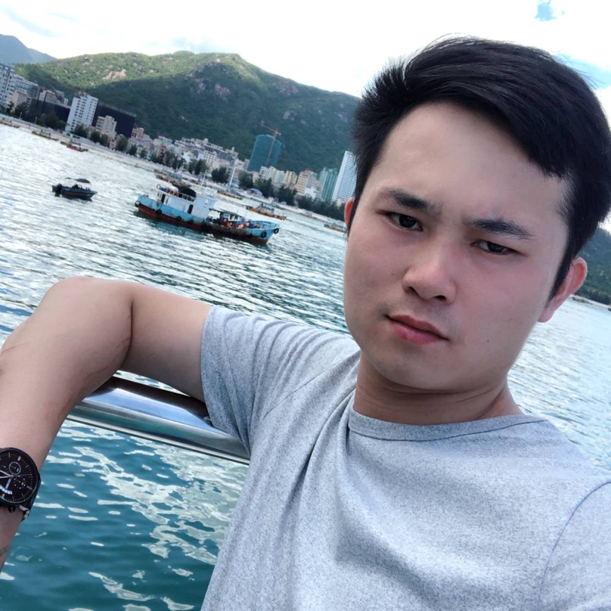 晨曦挽手孤独的照片