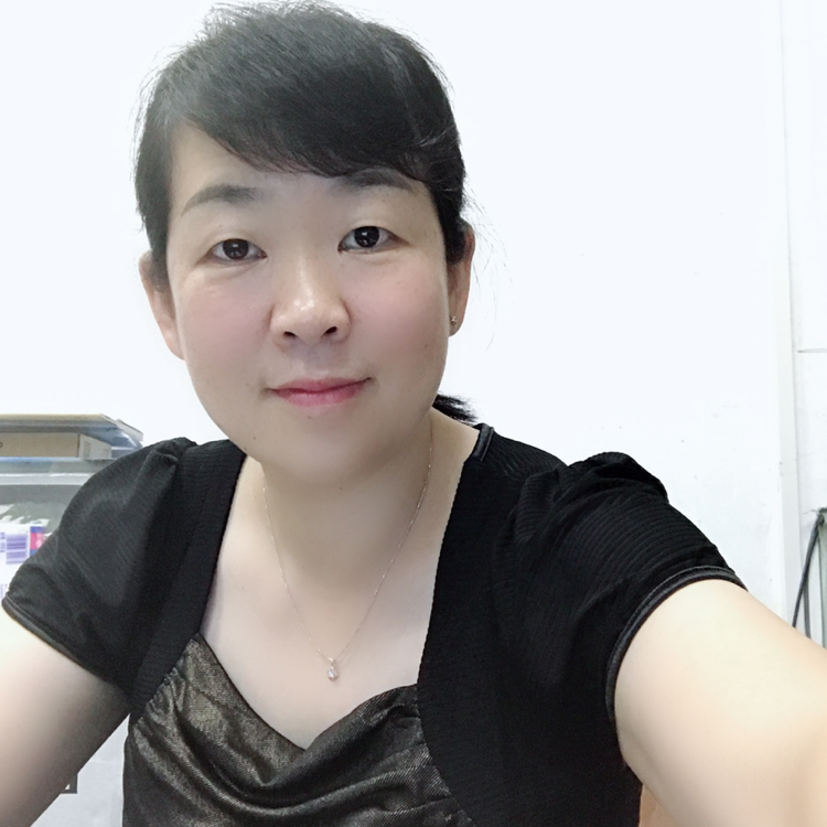 少女踢安静的照片