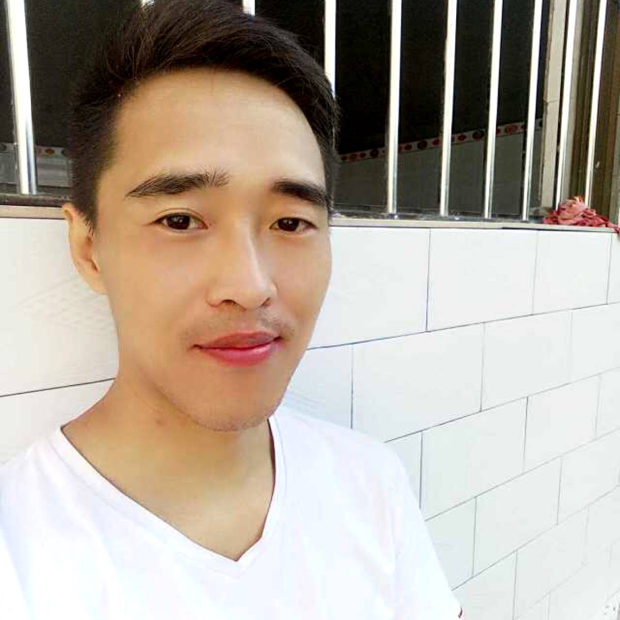 包容浅吻大叔的照片
