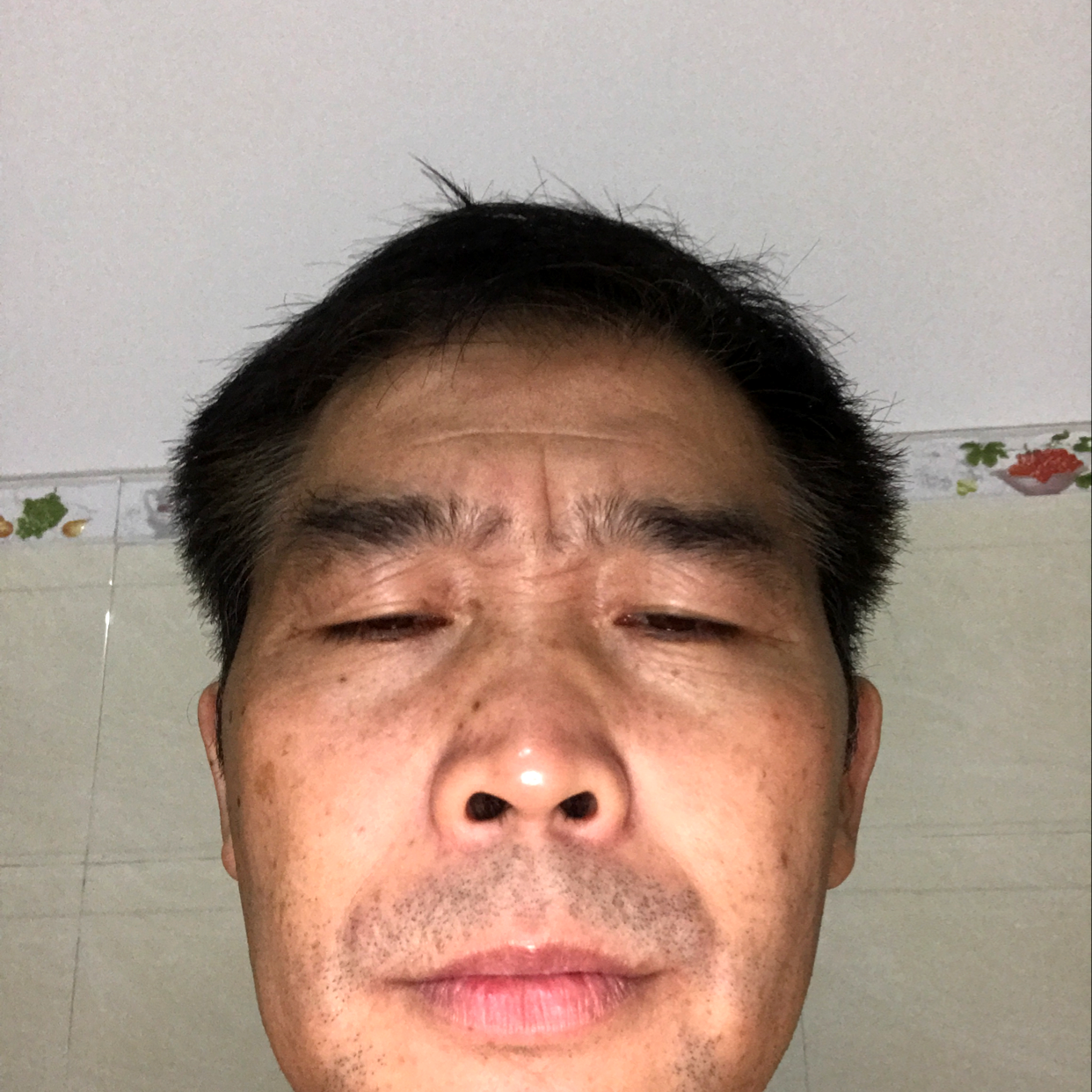 帅哥漫步繁荣的照片