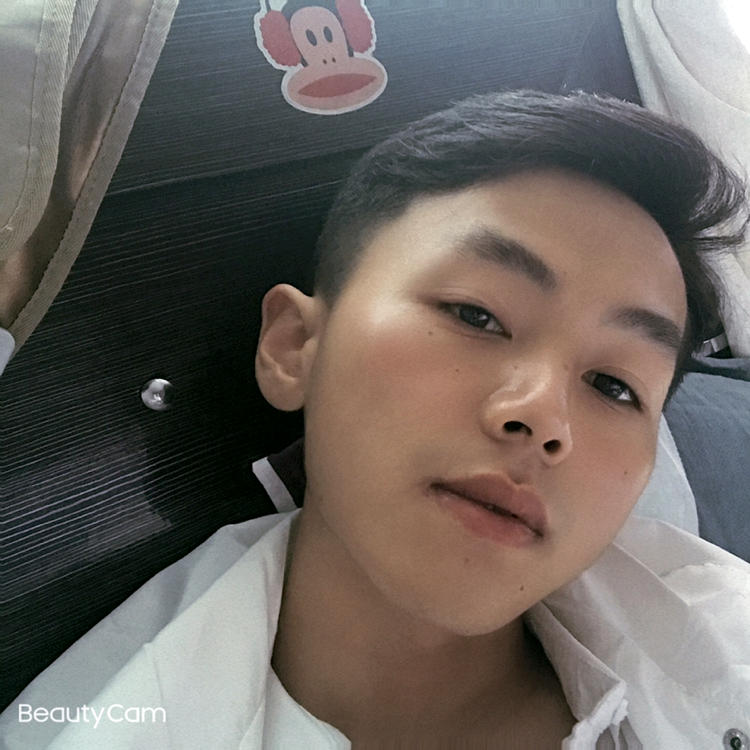 丢了笑容的男孩的照片