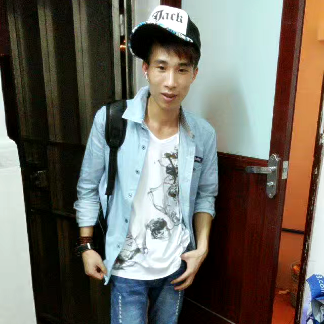 贪玩拿钥匙的照片