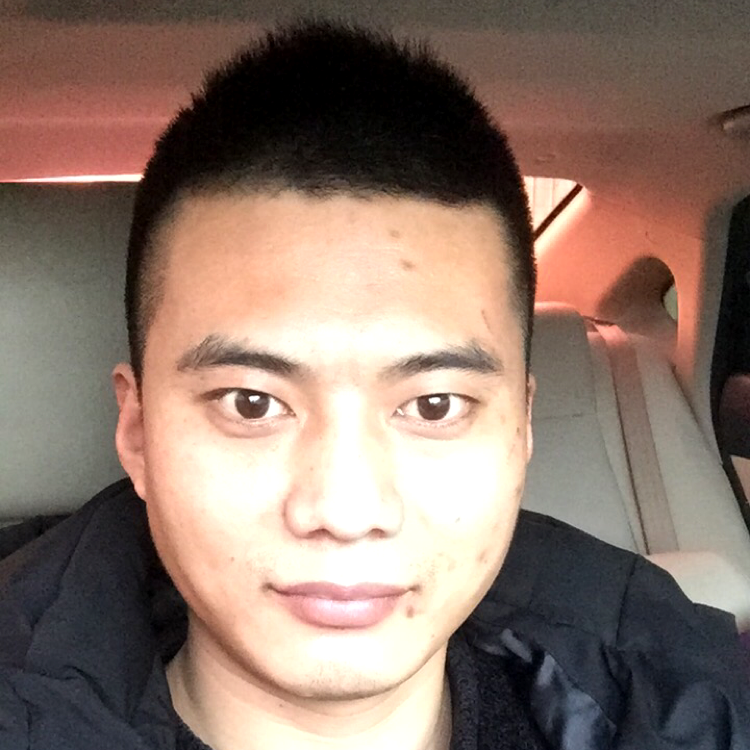 想人陪打草丛的照片