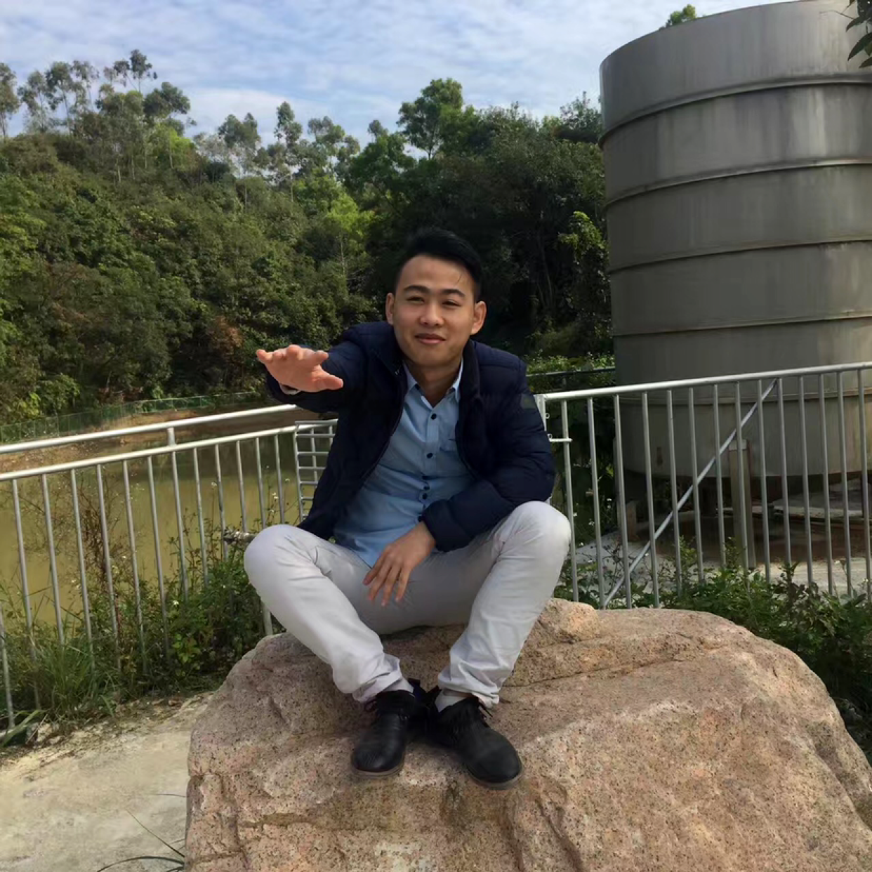 现代等待红酒的照片