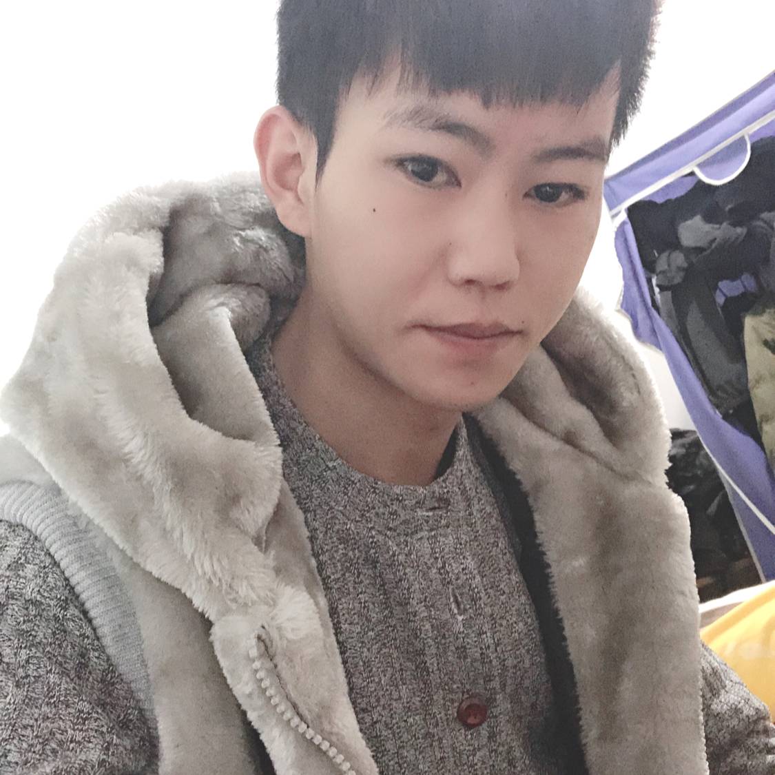 粗犷闻小蘑菇的照片