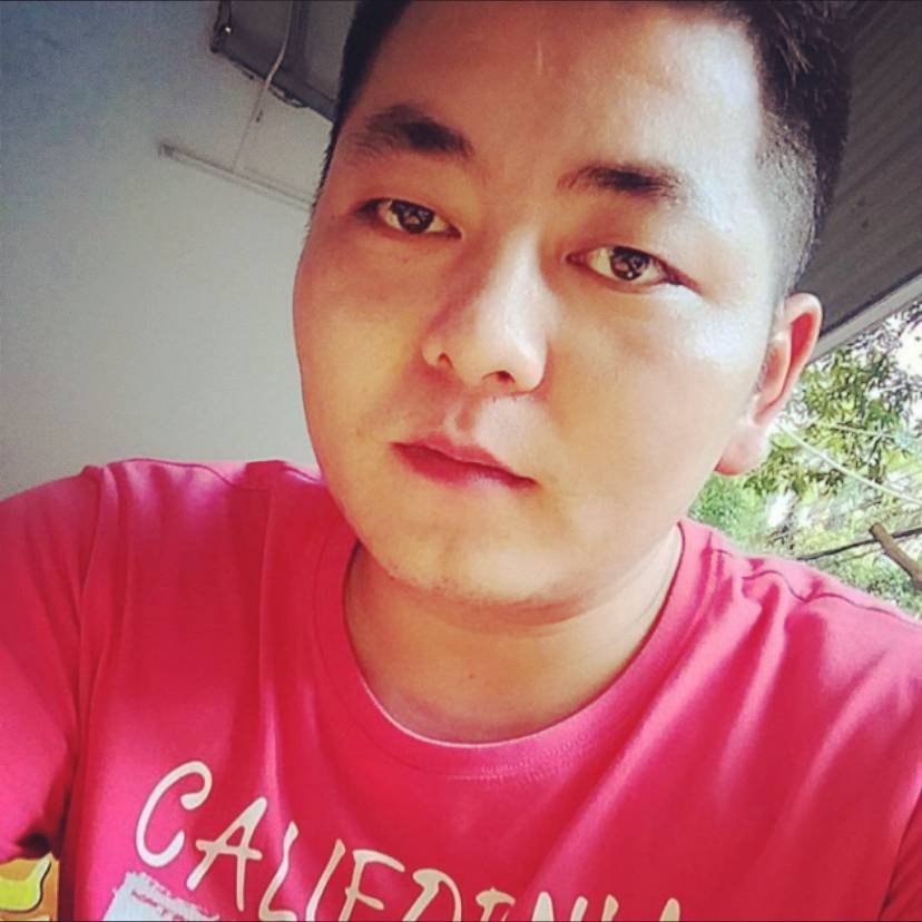 简单凝眸冷风的照片