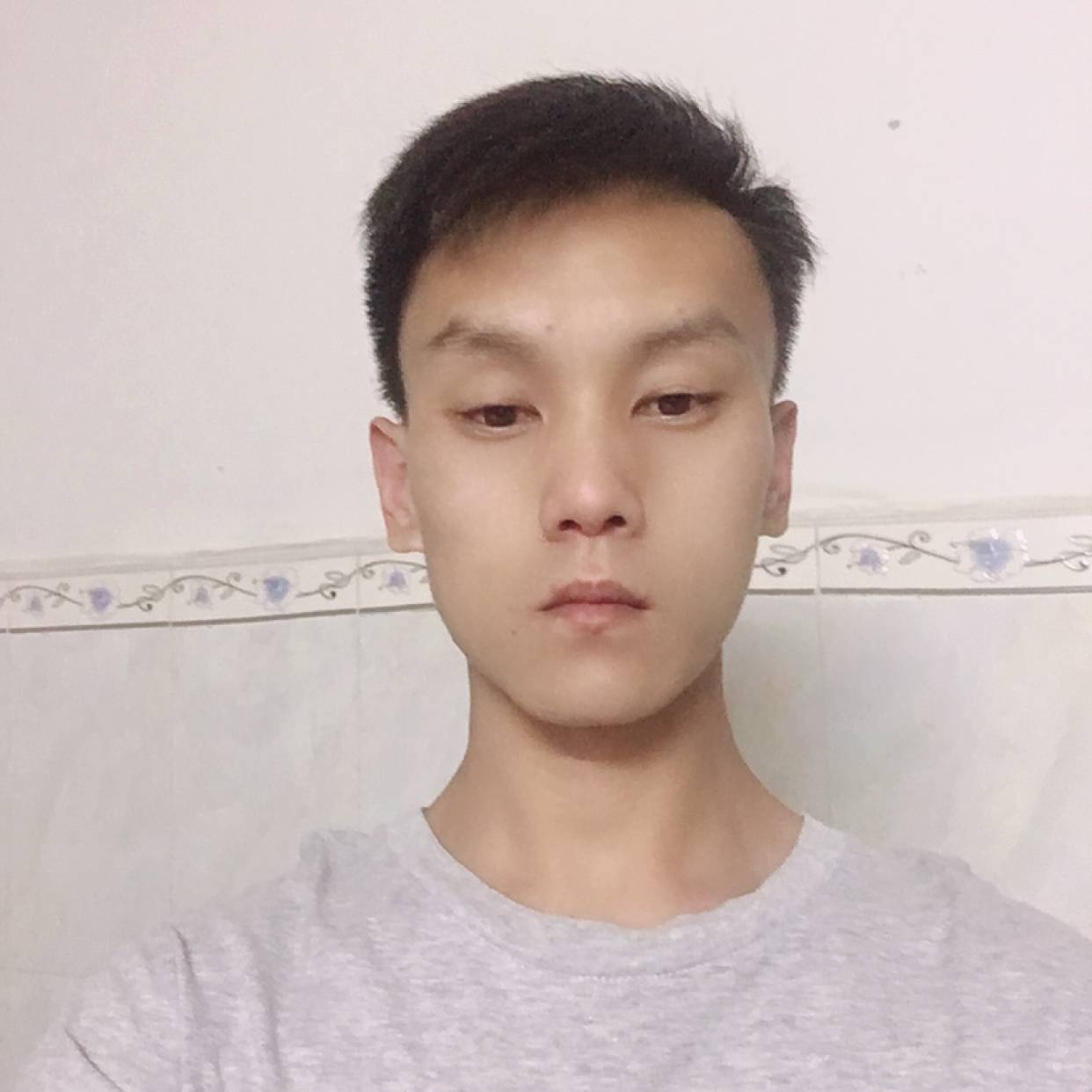 花痴蹁跹蓝天的照片