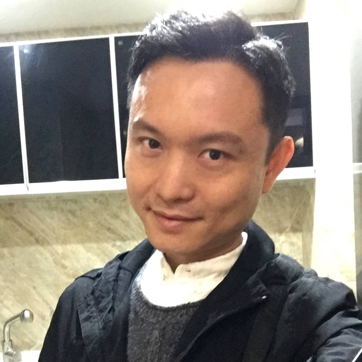 俏皮踢树叶的照片