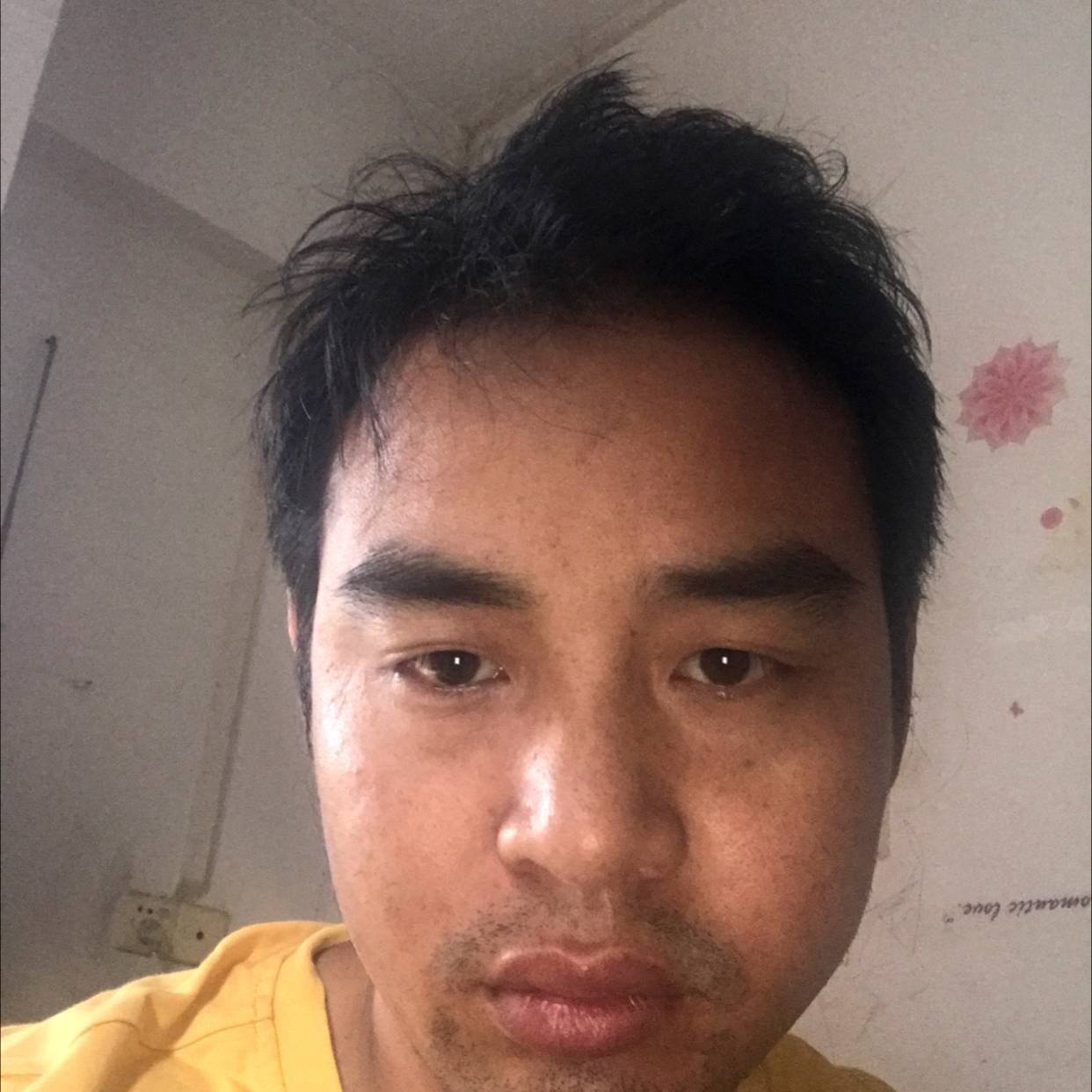 行走在大街的照片