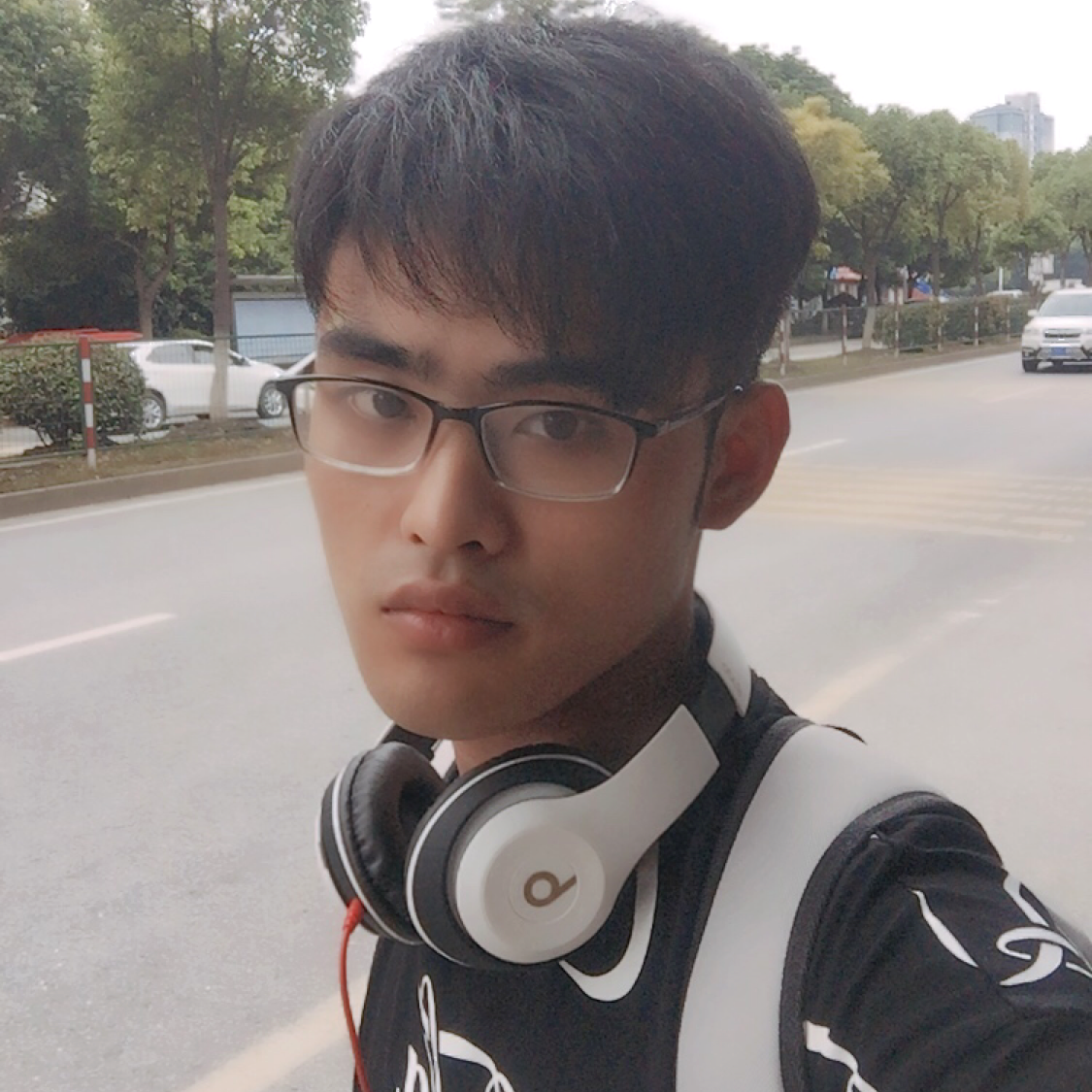 比萌举手的照片