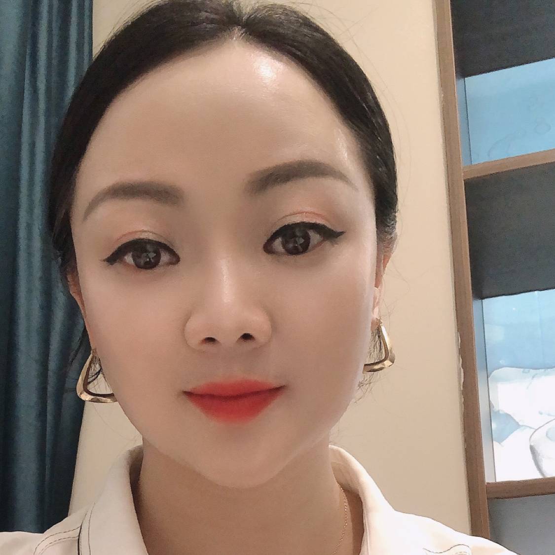 夕阳中的美的照片