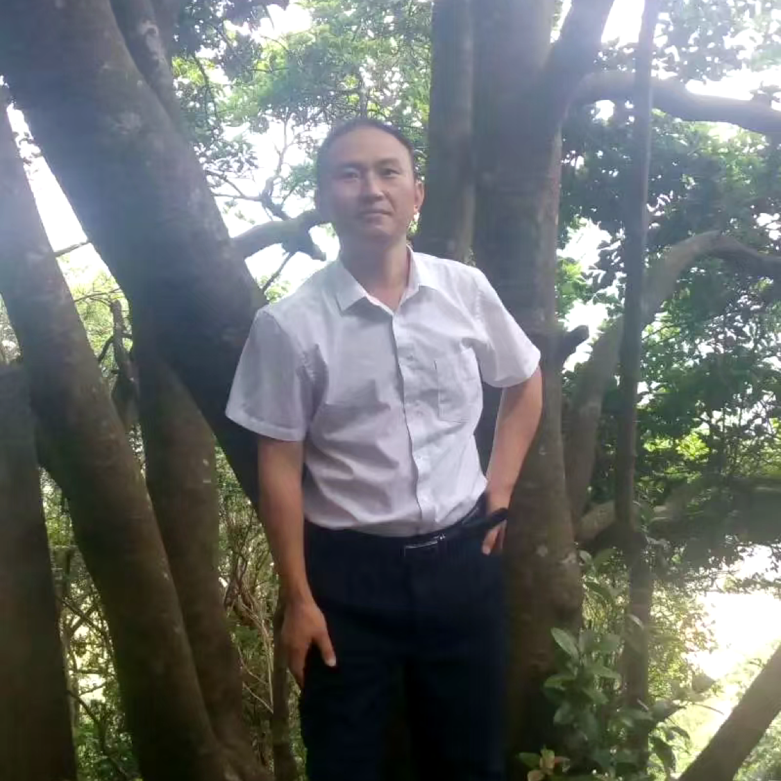 缓慢蹙眉口红的照片