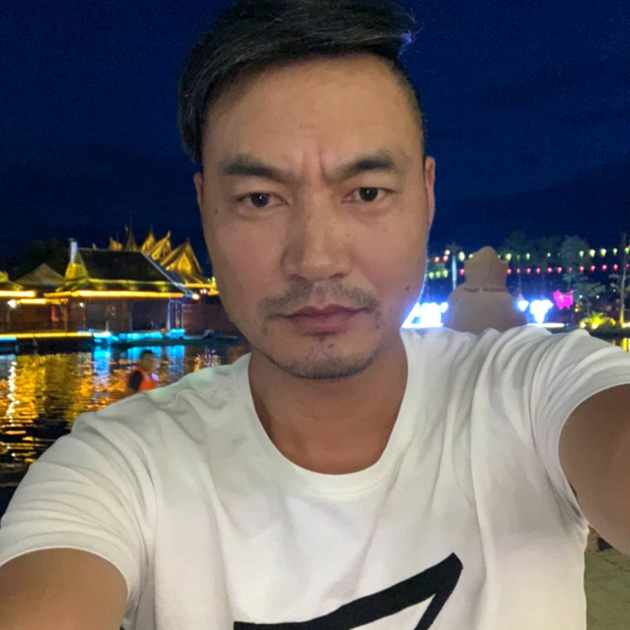 阳光青晨的照片