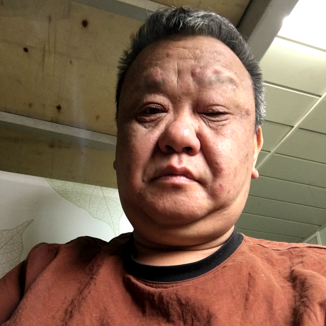 妩媚有项链的照片