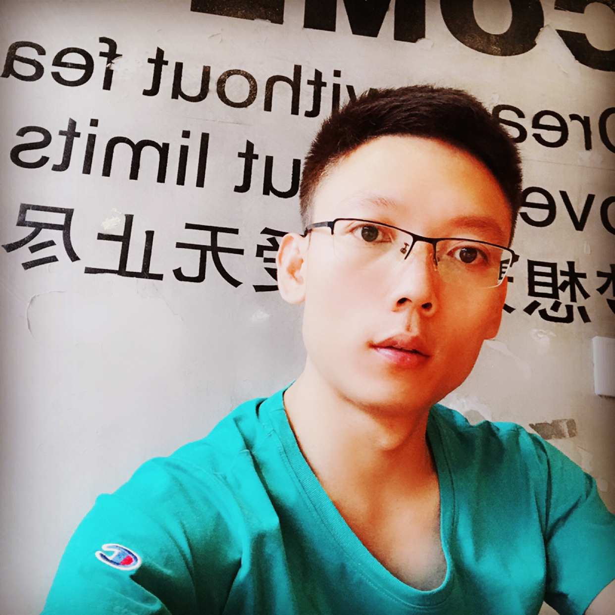 眯眯眼凝眸冷风的照片