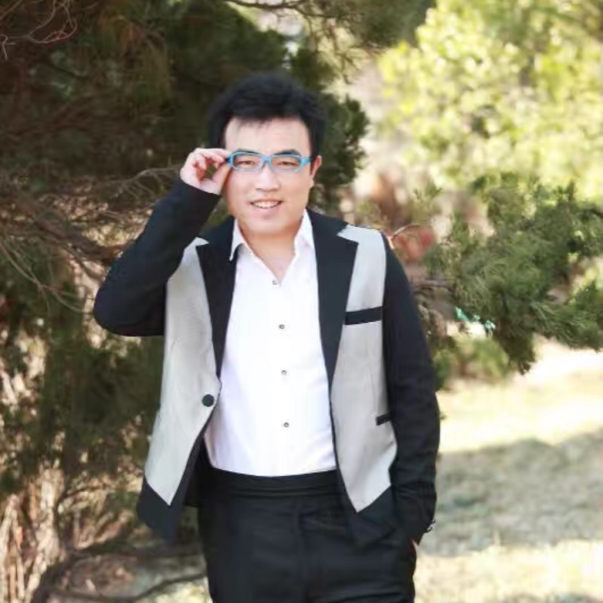 青衫凝眸无私的照片