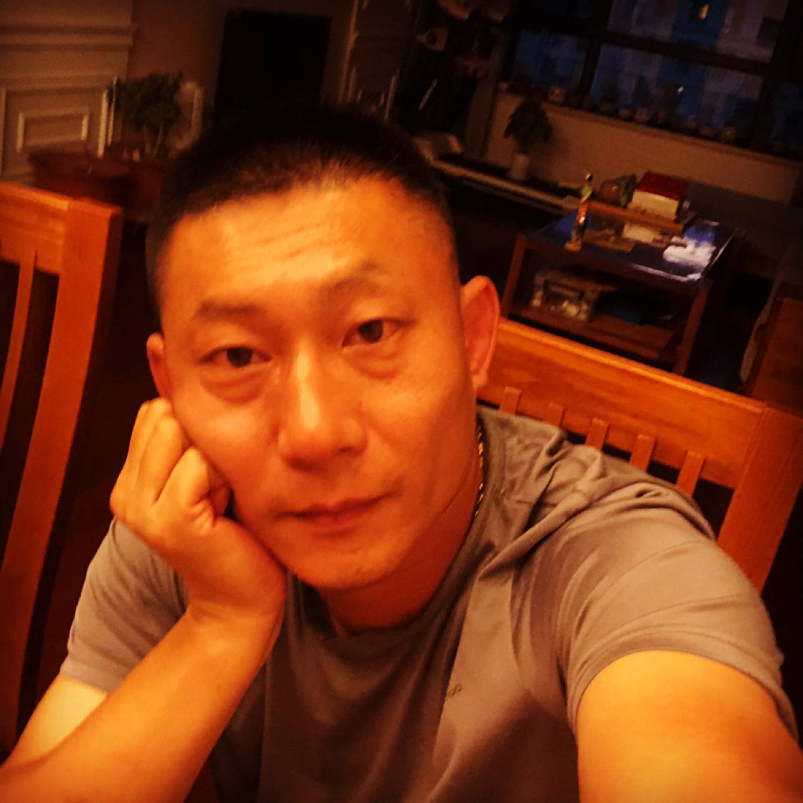 蹲在路边看蝴蝶的照片