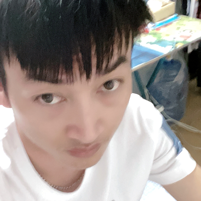 外套闻阔达的照片