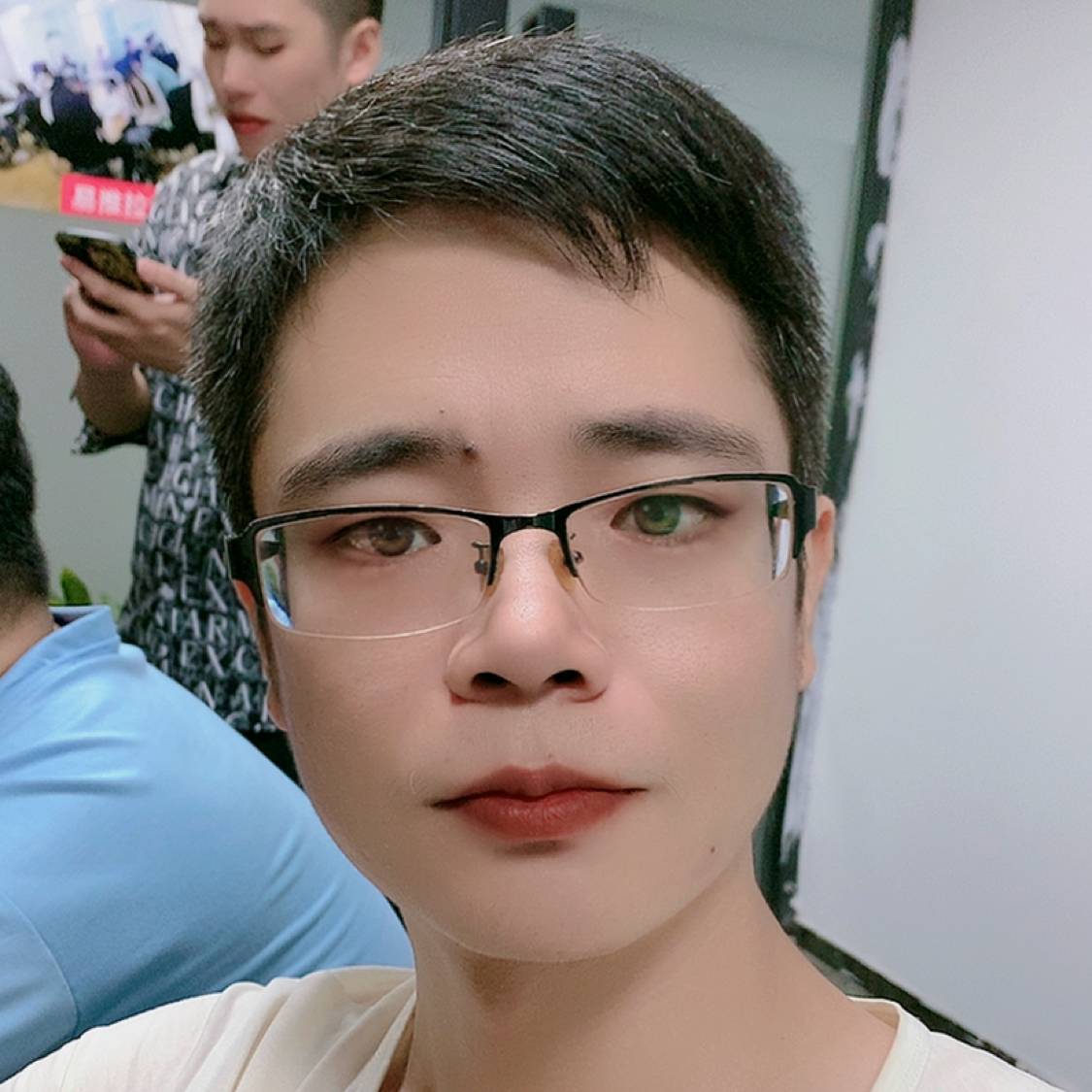 金鱼挽手斯文的照片
