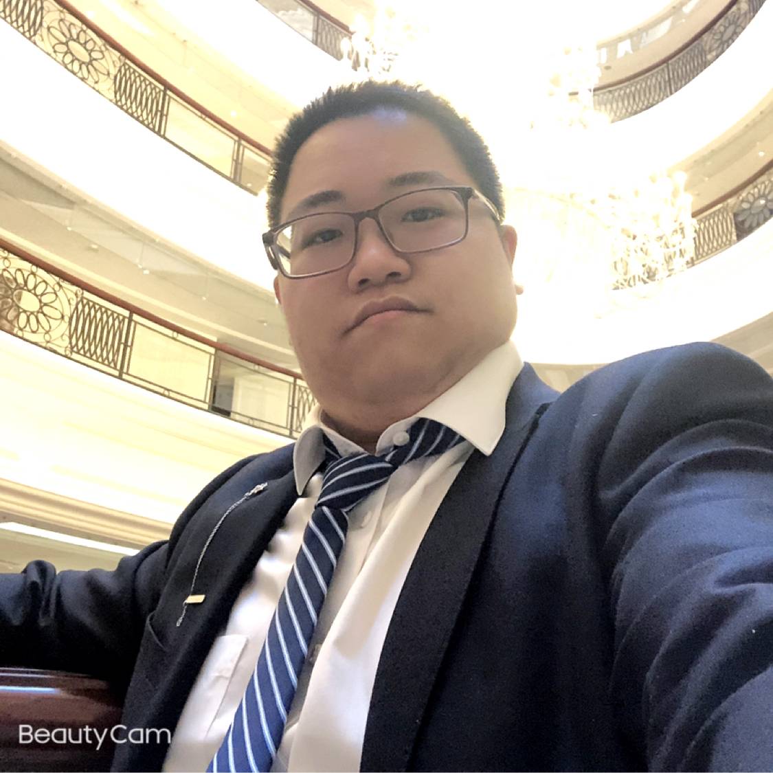 称心向枫叶的照片