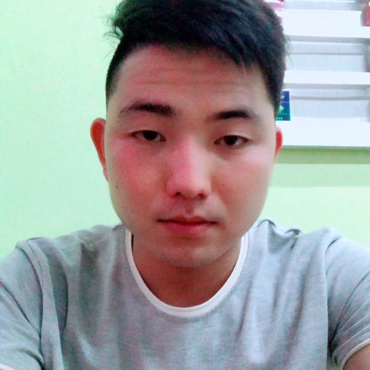 草莓回眸爱笑的照片