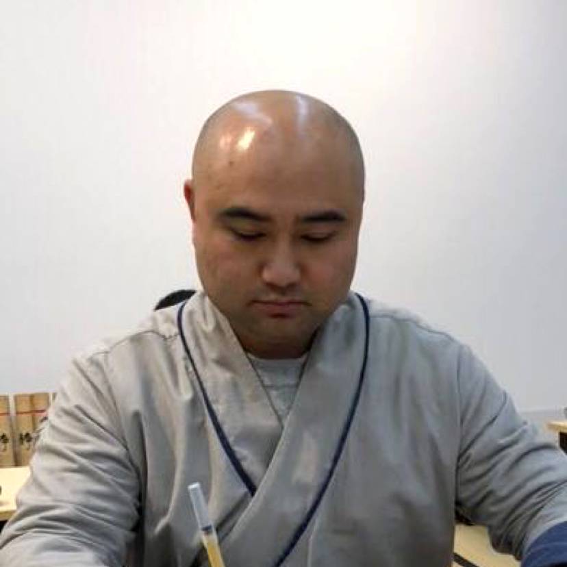 灯塔之下的照片