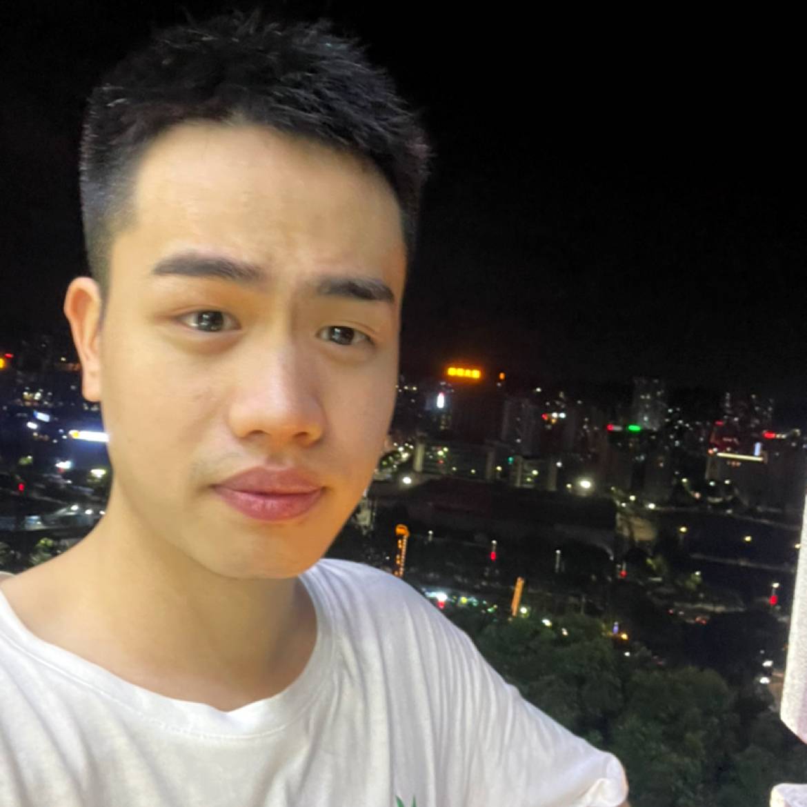 现实深拥书包的照片