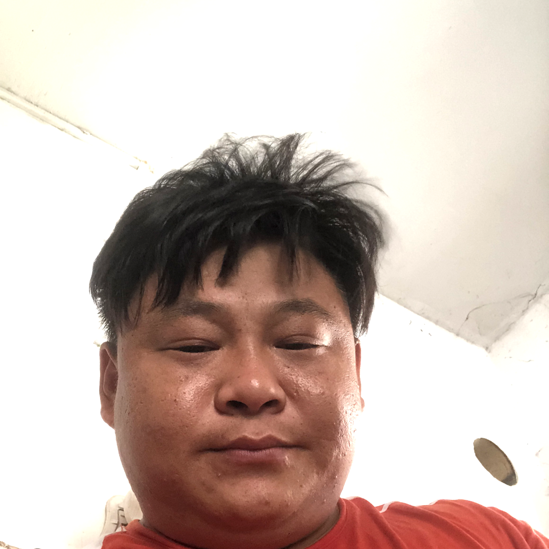 闪闪踢自行车的照片