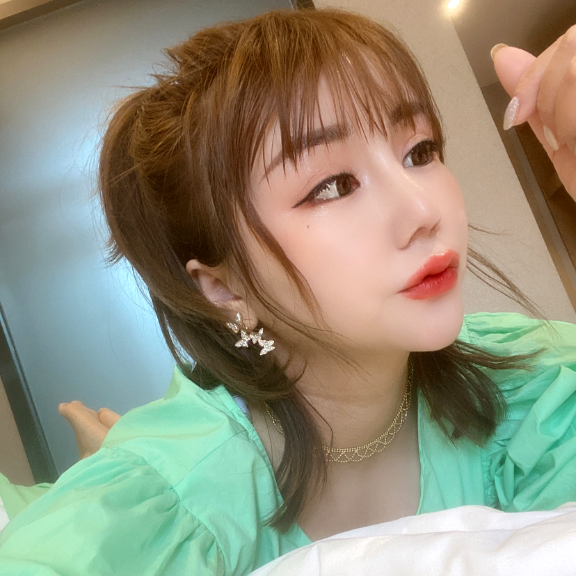 无辜回首微笑的照片