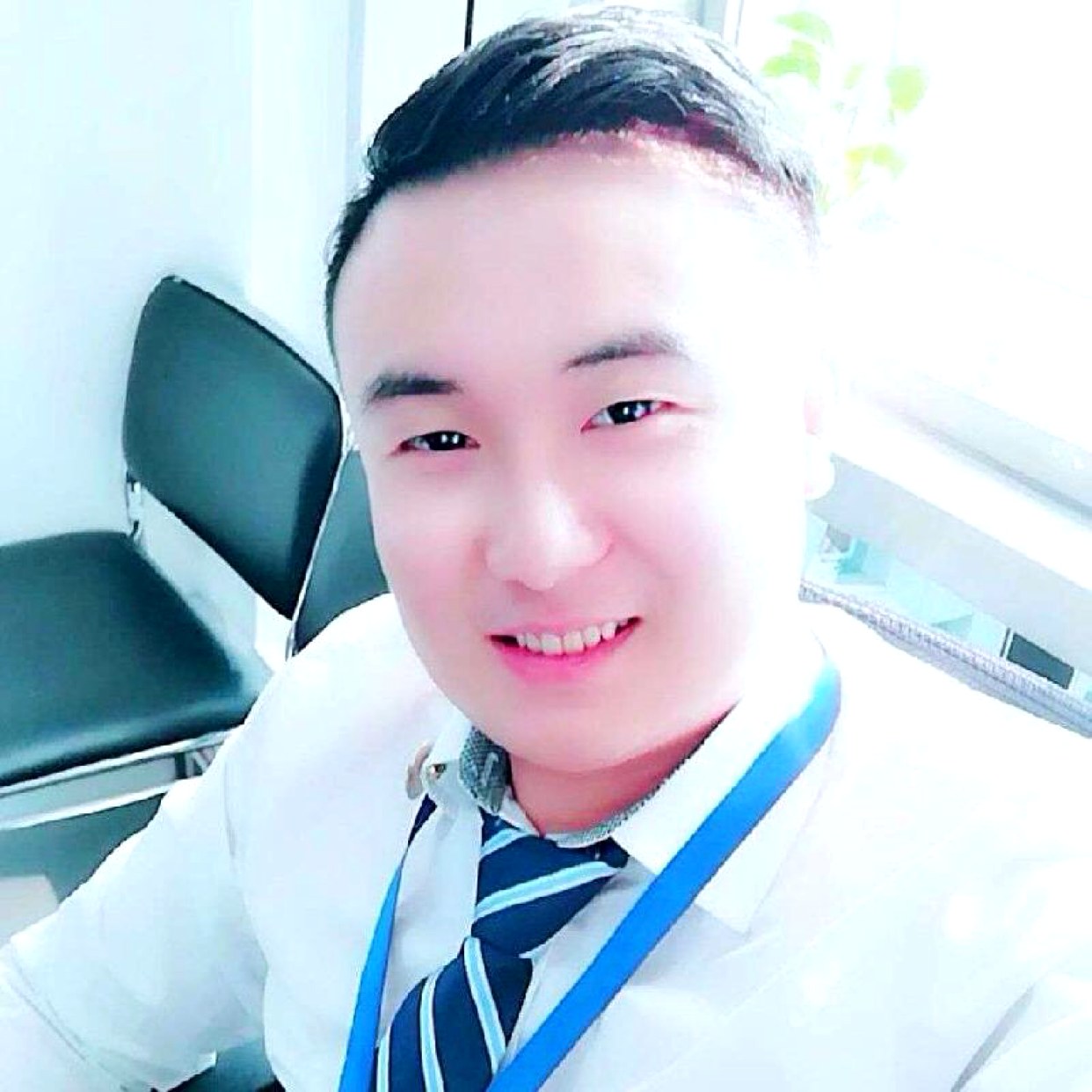 站在阳光下微笑的照片