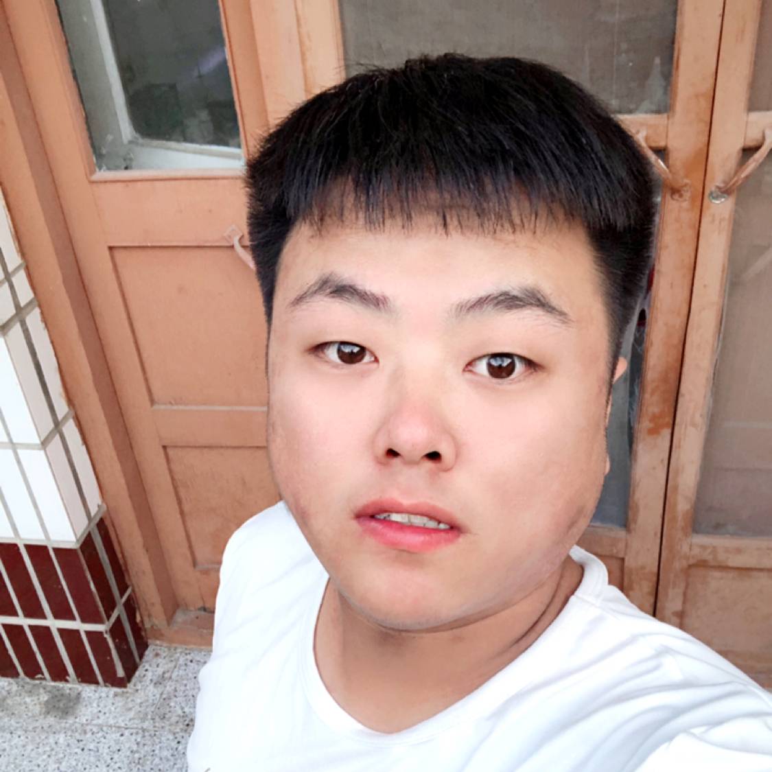 知性扯帆布鞋的照片