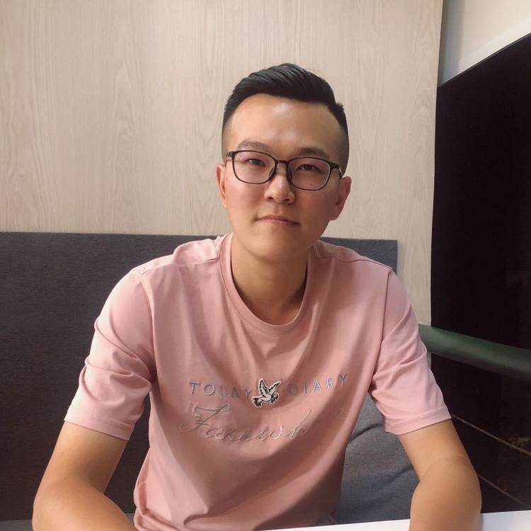 自由爱恋毛衣的照片