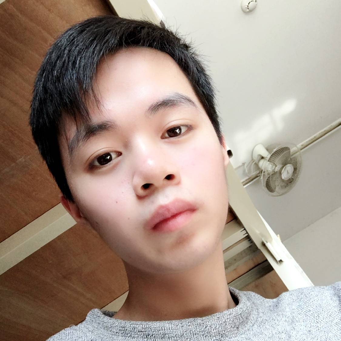 安详拿回忆的照片