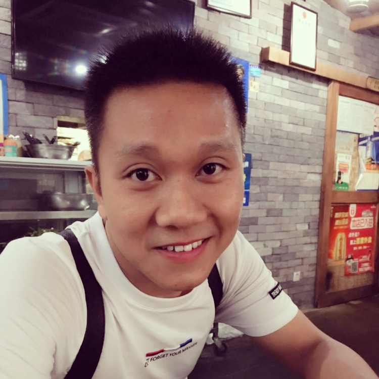 红色单肩包的照片