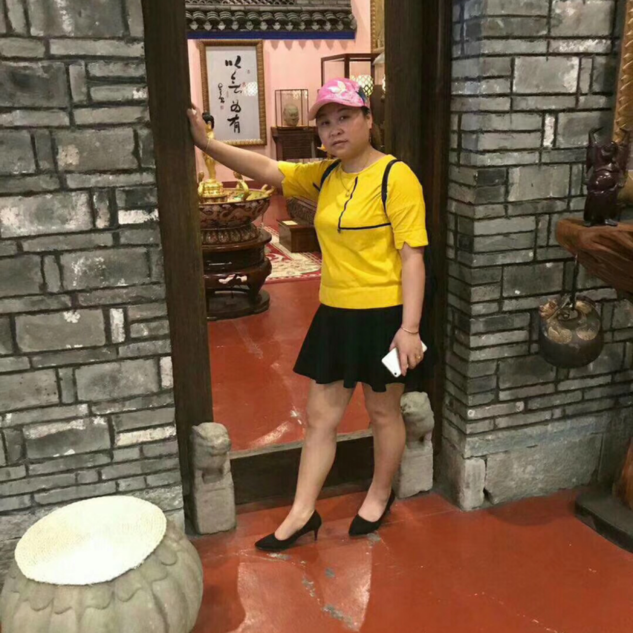 蝶舞邂逅苹果的照片
