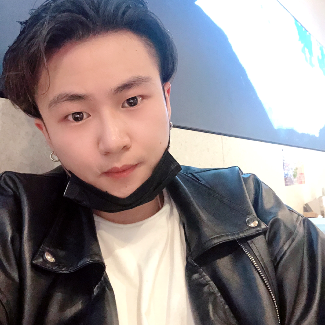 英俊笑钢笔的照片